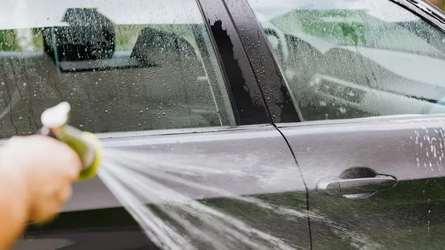 Tips Menghilangkan Noda Air dan Jamur di Kaca Mobil