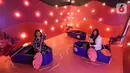 Pengunjung mendayung di Travel Inspiration Room bertajuk Generasi #BisaBanget Playspace di Senayan City Jakarta, Kamis (15/11/2019). Kegiatan yang digelar hingga 24 November 2019 membuat inspirasi positif untuk para milenial dengan menghadirkan instagrammable room. (Liputan6.com/Fery Pradolo)