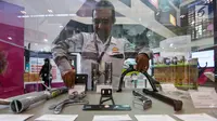 Pelaku usaha merapikan produk otomotif UMKM di booth Yayasan Dharma Bhakti Astra (YDBA) GIIAS 2019, ICE BSD Tangerang, Jumat (19/7/2019). YDBA mengajak keterlibatan pelaku usaha lokal dalam mengembangkan teknologi otomotif untuk kendaraan roda empat atau roda dua. (Liputan6.com/Fery Pradolo)