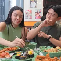 Hobi jalan dan makan, Hansol dan Jeanette sering bertualang kuliner.