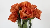 Kalau merasa bunga sungguhan terlalu 'mainstream', ada alternatifnya, karangan bunga dari keripik Dorito.