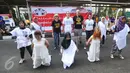Relawan Kawan8 dan Mahasiswa IKJ menggelar flashmob di Jalan Jenderal Sudirman, Jakarta, Minggu (5/3). Lewat aksi ini mereka berharap pemerintah memperhatikan nasib 7 pekerja yang mengalami kriminalisasi terkait kasus JIS. (Liputan6.com/Helmi Afandi)