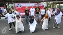 Relawan Kawan8 dan Mahasiswa IKJ menggelar flashmob di Jalan Jenderal Sudirman, Jakarta, Minggu (5/3). Lewat aksi ini mereka berharap pemerintah memperhatikan nasib 7 pekerja yang mengalami kriminalisasi terkait kasus JIS. (Liputan6.com/Helmi Afandi)