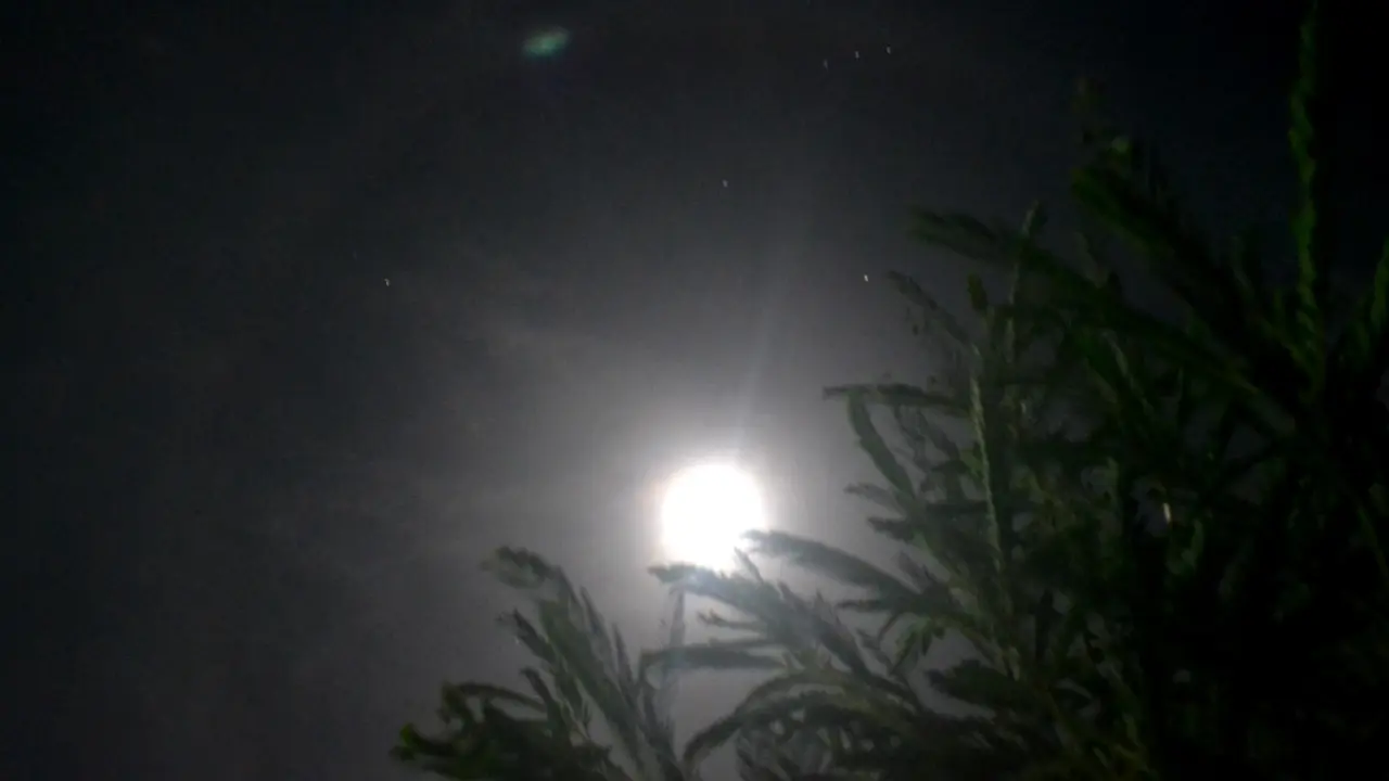 Penampakan Supermoon di langit Cingebul, Lumbir, Banyumas, 2018. (Foto: Liputan6.com/Muhamad Ridlo)