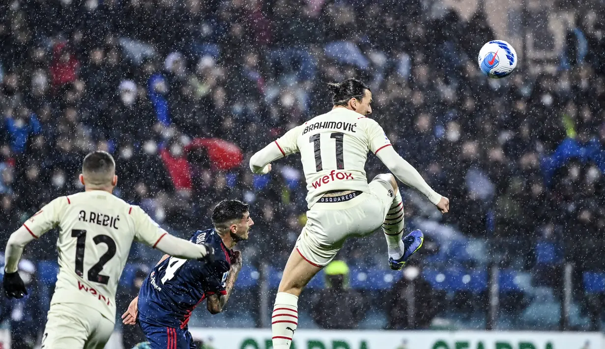 Penyerang AC Milan, Zlatan Ibrahimovic mengincar bola saat bertanding melawan Cagliari selama pertandingan Liga Serie A Italia di Sardegna Arena di Cagliari, Italia, Minggu (20/3/2022). AC Milan menang atas Cagliari 1-0. (AFP/Alberto Pizzoli)