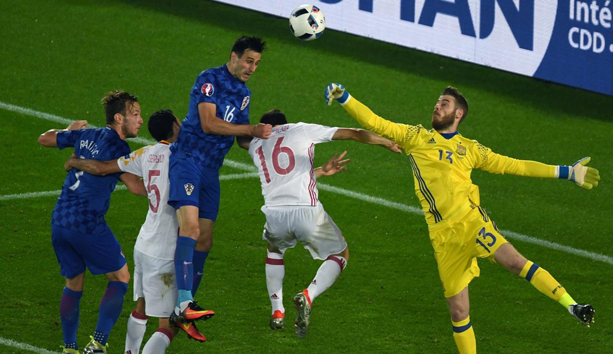 Kiper Spanyol, David De Gea, menghalau bola serangan pemain Kroasia pada laga Grup D Piala Eropa 2016 di Stade Mahmut-Atlantique, Bordeaux, Rabu (22/6/2016) dini hari WIB. (AFP/Mehdi Fedouach)