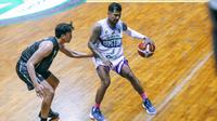 Point guard RJ Amartha Hangtuah Jakarta Kelly Purwanto berusaha lepas dari kawalan pemain West Bandits Solo di IBL 2023 seri 1 di GOR Merpati Denpasar. (Maheswara Putra/Bola.com)