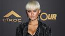 Penyanyi Agnez Mo berpose di karpet merah pesta ulang tahun ke-42 DJ Khaled di Beverly Hills, Los Angeles, 2 Desember 2017. Agnez Mo tampil dengan bustier seksi atau korset kulit hitam YSL. (Jerritt Clark/Getty Images for Ciroc/AFP)