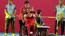 Atlet para angkat berat, Ni Nengah Widiasih, saat beraksi pada Asian Para Games di Balai Sudirman, Jakarta, Minggu (7/10/2018). Ni Nengah berhasil mempersembahkan medali perak dengan total angkatan 97 kg. (Bola.com/M Iqbal Ichsan)