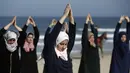 Sejumlah wanita Palestina berlatih yoga di pantai di Gaza City (3/3/2020). Pelatihan yoga tersebut diselenggarakan oleh Positive Energy Club. (AFP Photo/Mohammed Abed)