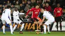 Penyerang Manchester United, Zlatan Ibrahimovic mencoba melewati pemain belakang Swansea City, Mike van der Hoorn saat pertandingan Liga Premier Inggris, Swansea City menjamu Manchester United di Stadion Liberty, Inggris (6/11). (AFP/Geoff Caddick)
