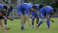 Para pemain Persib Bandung melakukan pemanasan saat latihan sore jelang laga melawan Arema Cronus pada turnamen sepak bola Bali Island 2016 di Stadion Gelora Samudra, Kuta, Bali, Senin (22/2/2016). (Bola.com/Peksi Cahyo)