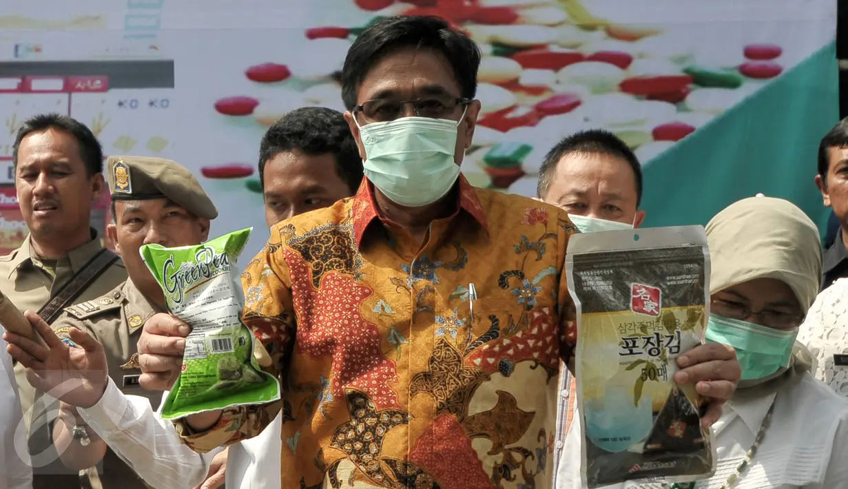 Wagub DKI Djarot Saiful Hidayat menunjukkan barang bukti yang akan dimusnahkan BPOM di Cipayung, Jakarta, Kamis (25/8). Barang bukti yang dimusnahkan terdiri dari 11.164 pangan impor dan 345.145 kosmetik ilegal senilai Rp16 M. (Liputan6.com/Yoppy Renato)