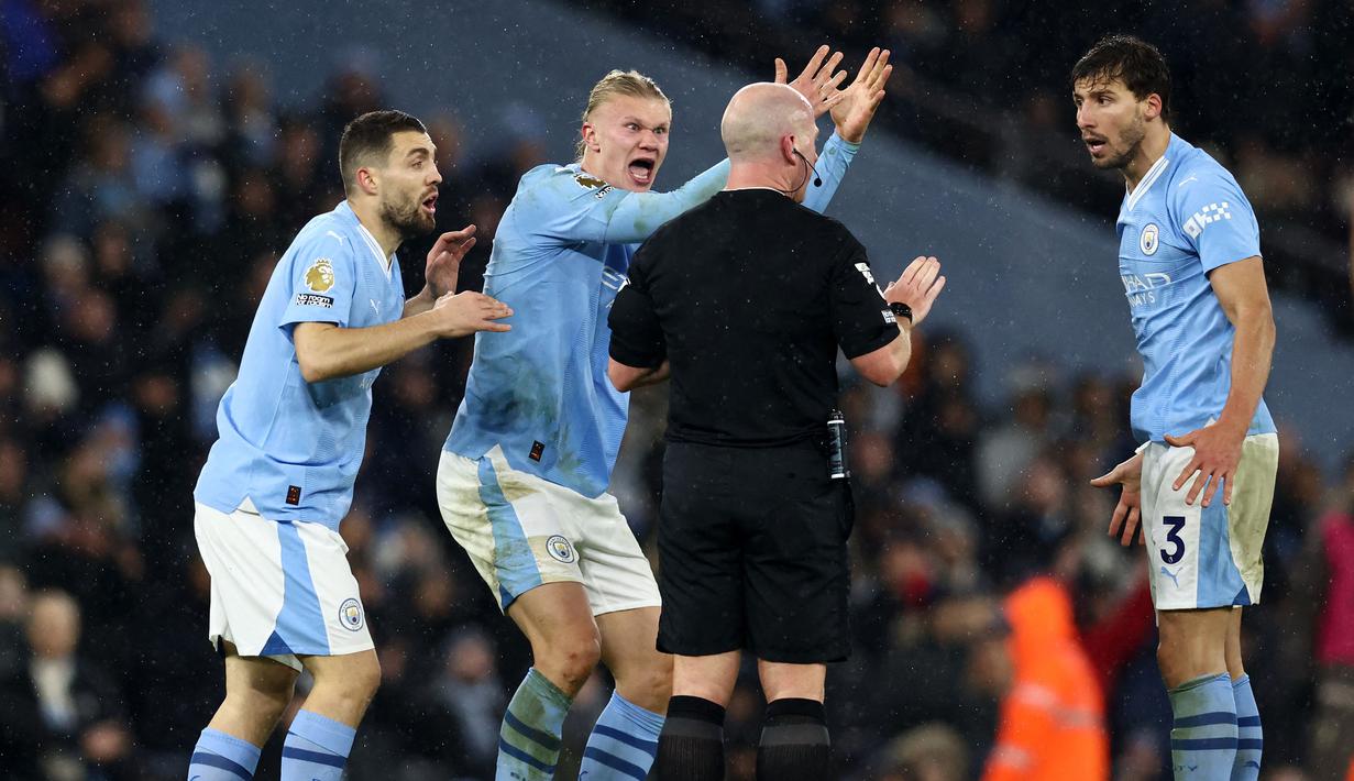 <p>Pemain Manchester City, Erling Haaland (kedua kiri) bersama rekan-rekannya bersitegang dengan wasit Simon Hooper pada laga pekan ke-14 Liga Inggris 2023/2024 melawan Tottenham Hotspur yang berlangsung di Etihad Stadium, Manchester, Inggris, Senin (04/12/2023) dini hari WIB. (AFP/Darren Staples)</p>