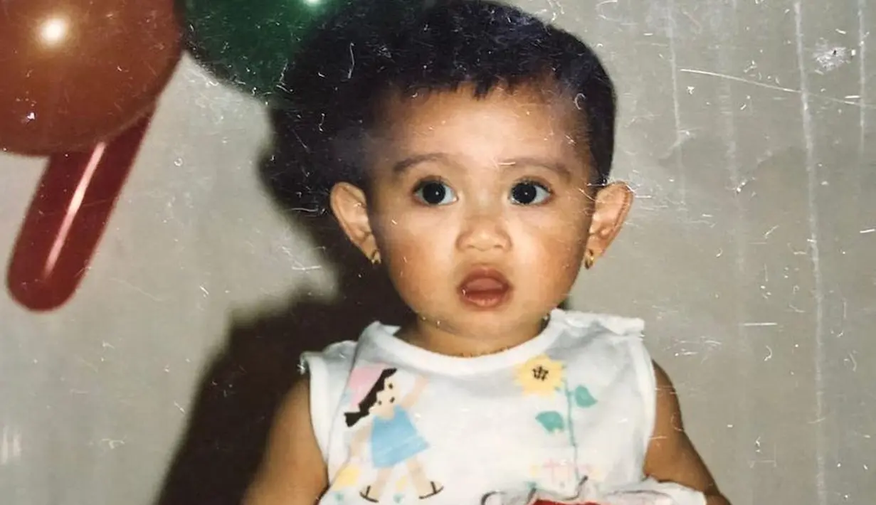 Berbeda foto, beda juga komentar netizen. Selain ada yang menyebut mirip dengan Chava, Rachel Vennya kecil di foto ini disebut mirip dengan Xabiru anak keduanya, bahkan ada yang menyebut perpaduan Chava dan Xabiru. Pamer ekspresi polos, Rachel Vennya kecil ini sukses bikin gemas. Mata belo dan bulu mata lentiknya membuatnya semakin terlihat lucu dan cantik. (Liputan6.com/IG/@rachelvennya)