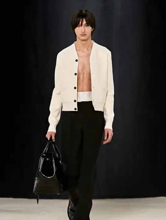 <p>Bicara tentang estetika Maximillian Davis yang menuntut dan semangat yang mengganggu, siluet busana biker tampak sebagai selingan di keseluruhan koleksi. Foto: Document/Ferragamo.</p>