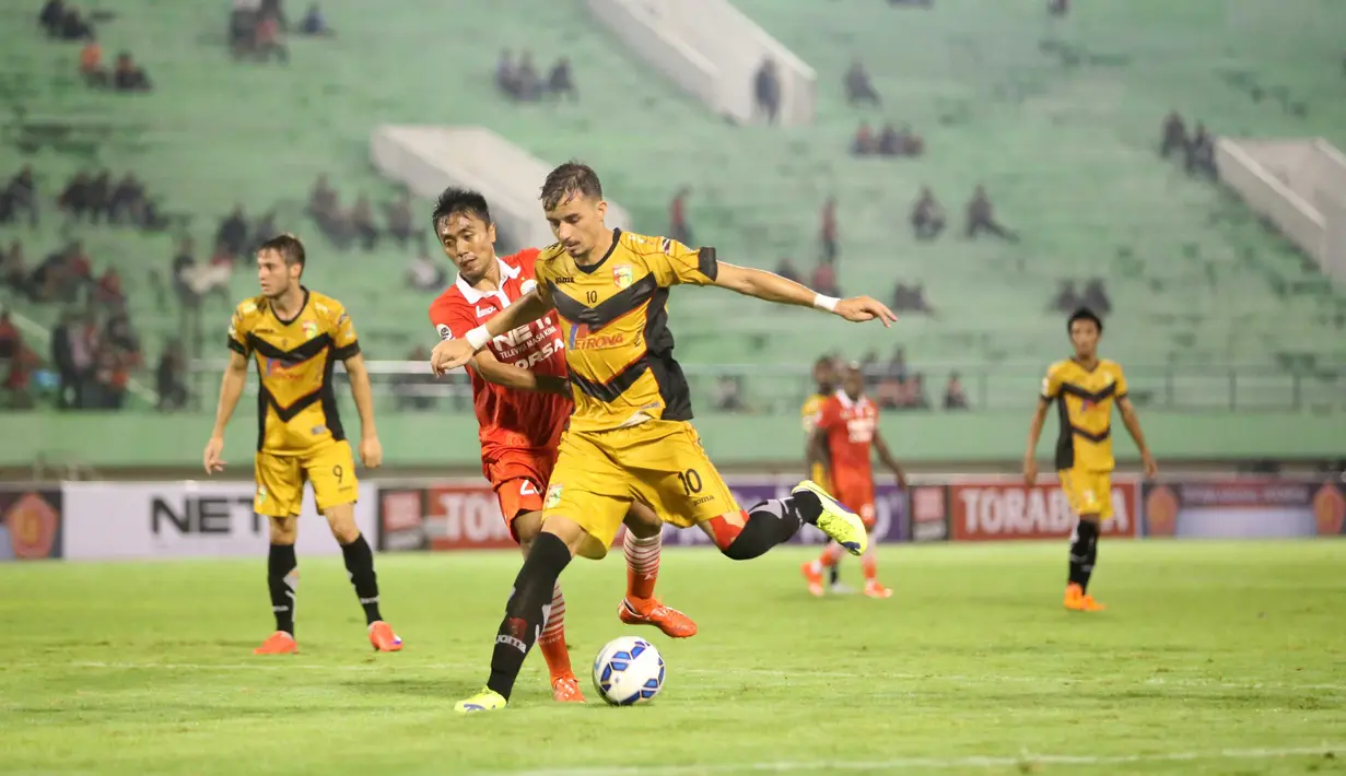 Pemain Mitra Kukar Asal Brasil, Rodrigo Do Santos (kanan) saat berebut bola dengan Pemain Persija Jakarta  pada laga Piala Jenderal Sudirman di Stadion Manahan, Solo, Sabtu (12/12/2015). (Bola.com/Nicklas Hanoatubun)