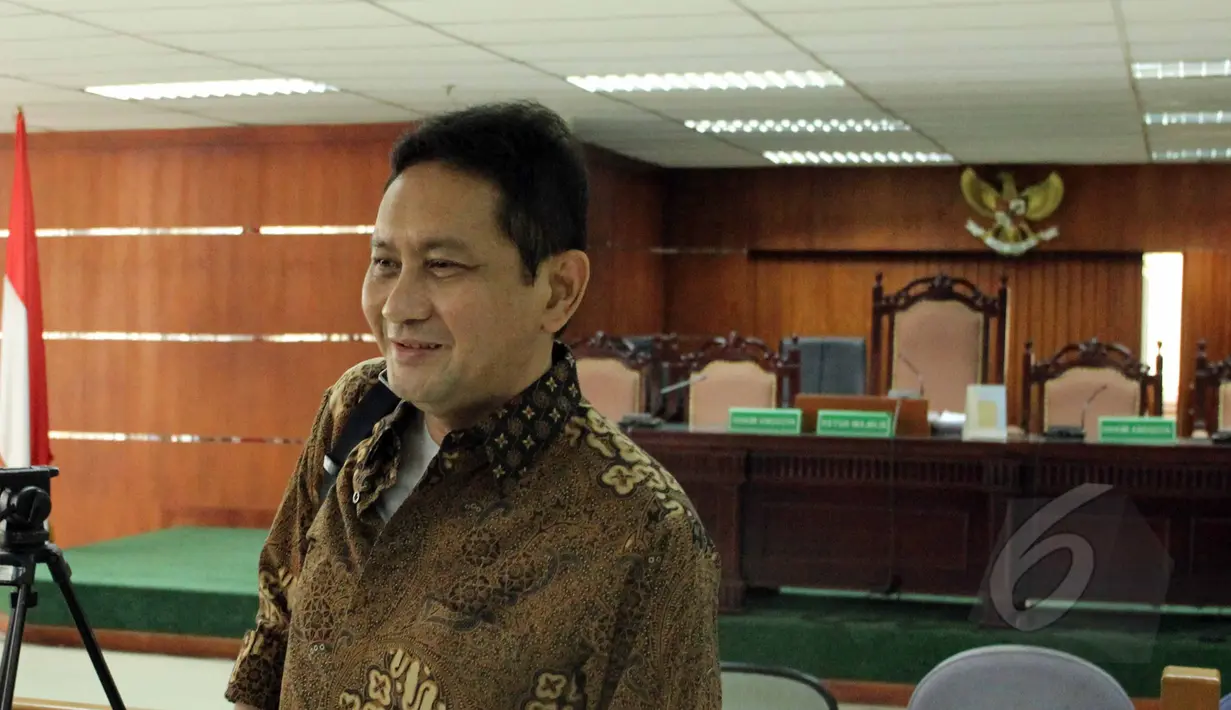 Terdakwa Udar Pristono berjalan usai menjalani sidang di Pengadilan Tipikor, Jakarta, Senin (25/5/2015). Sidang ditunda sepekan karena Udar Pristono sakit. (Liputan6.com/Helmi Afandi)