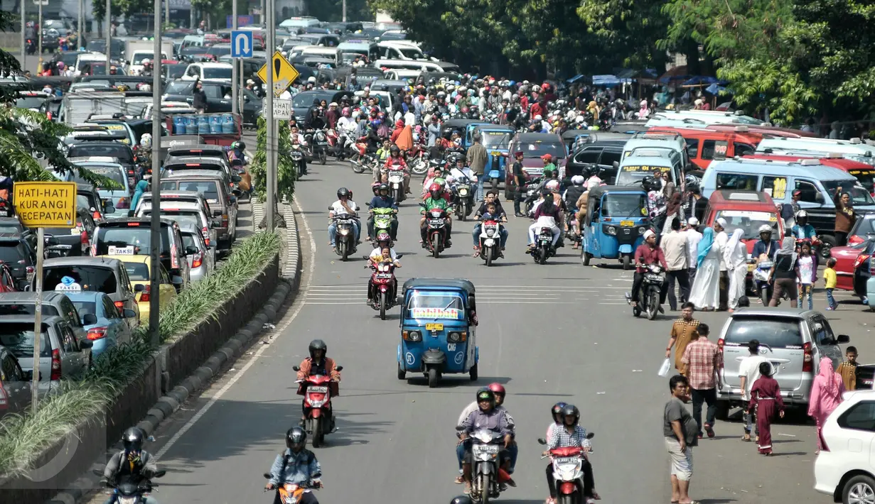 Sejumlah kendaraan melintas di depan TPU Karet Bivak, Jakarta, Rabu (6/7). Padatnya peziarah menyebabkan arus lalu lintas di depan TPU menjadi tersendat karena warga memarkir kendaraan di badan jalan. (Liputan6.com/Yoppy Renato)
