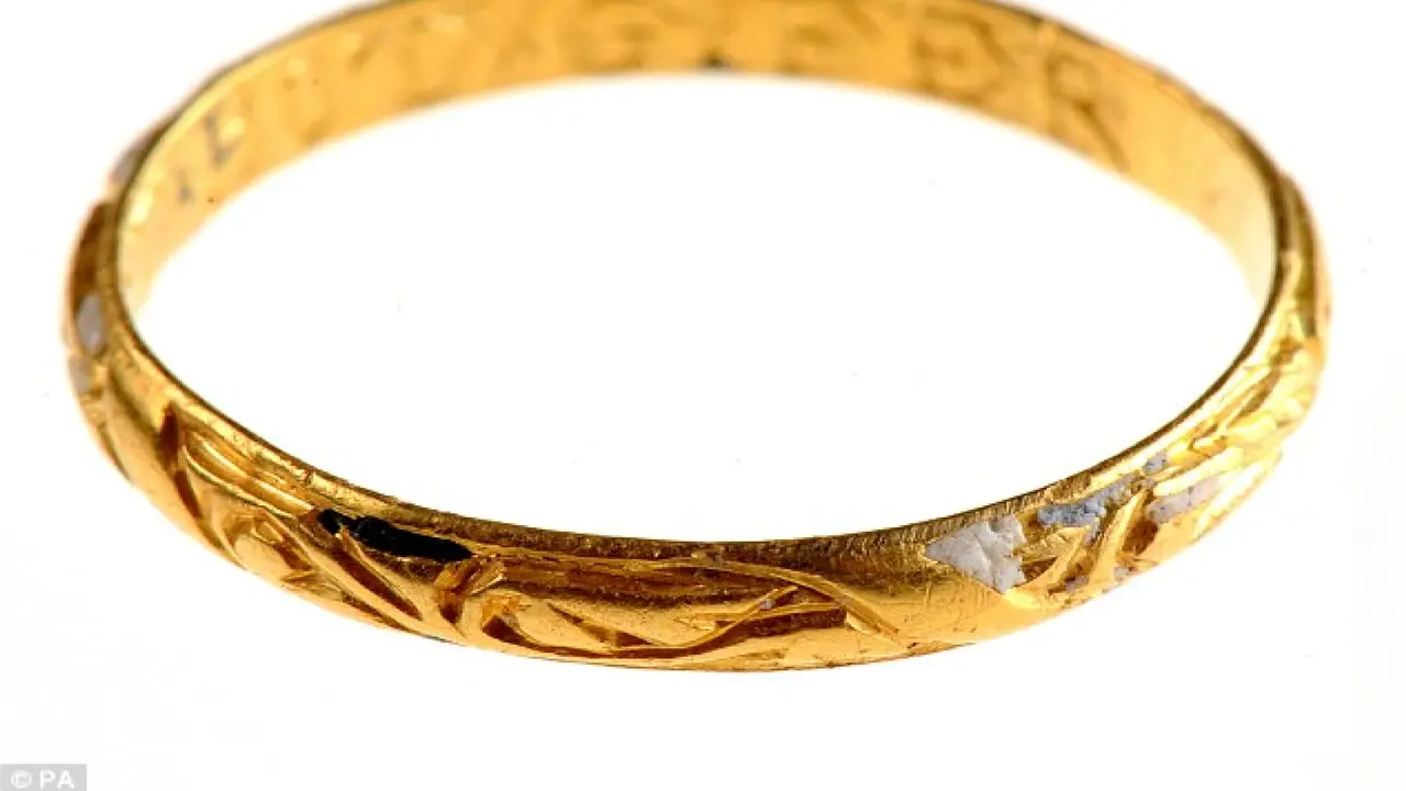 Pesan Romantis Terukir di Cincin Emas 300 Tahun