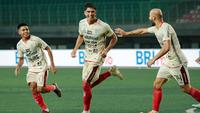 Bek Bali United, Elias Dolah (tengah) disambut rekan-rekannya setelah mencetak gol ke gawang Bhayangkara FC pada lanjutan BRI Liga 1, Minggu (8/10/2023). (Bola.com/Alit Binawan)