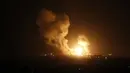 Bola api terlihat setelah serangan udara Israel di Rafah, Jalur Gaza, Palestina, Minggu (23/2/2020). Selain di Jalur Gaza, pasukan Israel juga melancarkan serangannya ke Damaskus di Suriah. (SAID KHATIB/AFP)