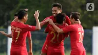 Pemain Timnas Indonesia U-22 merayakan gol yang dicetak Saddil Ramdani ke gawang Timnas Laos dalam pertandingan Grup B SEA Games 2019 di Stadion City of Imus Grandstand, Filipina, Kamis (5/12/2019). Indonesia berhasil melaju semifinal setelah mengalahkan Laos 4-0. (Bola.com/M Iqbal Ichsan)