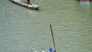 Penambang sedang menggali pasir menggunakan perahu di Sungai Luk Ulo, Kabupaten Kebumen, Jawa Tengah, Sabtu (05/5). Aktivitas menambang pasir secara tradisional telah berjalan belasan tahun. (Liputan6.com/Fery Pradolo)