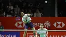 Jafar Hidayatullah melakukan pukulan kencang saat bertanding pada babak 32 besar Indonesia Masters 2026 melawan wakil Denmark di Istora Senayan, Jakarta, Rabu (21/1/2026) siang. (Bola.com/Abdul Aziz)