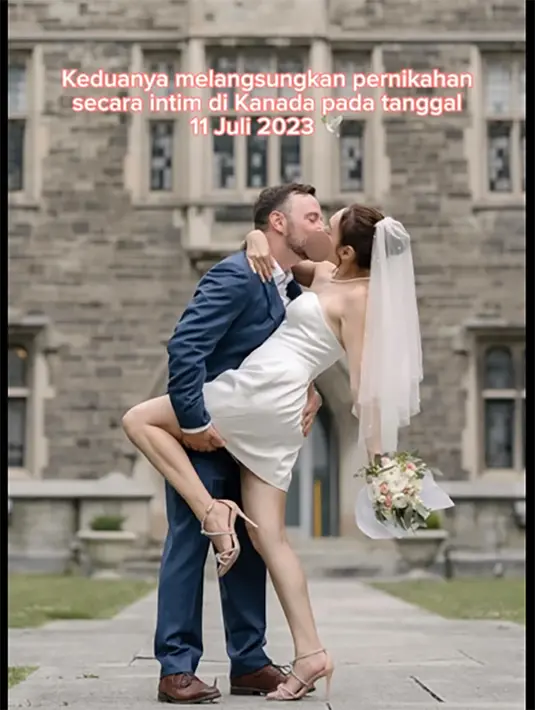 Pernikahan di gelar secara intimate dihadiri oleh orangtua dan adik Ethan, kemudian Om dan tante dari Dewi Rezer. [Instagram/thebridestory]
