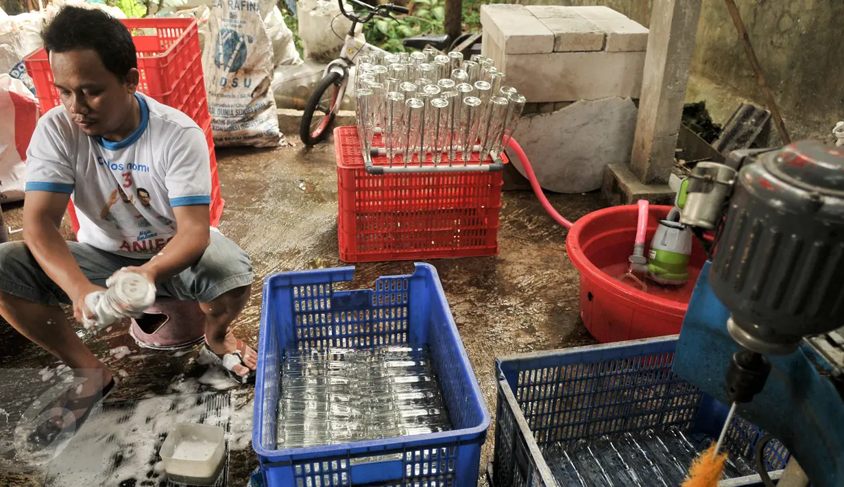 Pekerja membersihkan botol yang akan digunakan sebagai tempat bir pletok, Jakarta, Senin (6/2). Pemprov DKI luncurkan 8 ikon Budaya Betawi sebagai tindak lanjut Perda No 4 Tahun 2015 tentang Pelestarian Budaya Betawi. (Liputan6.com/Yoppy Renato)