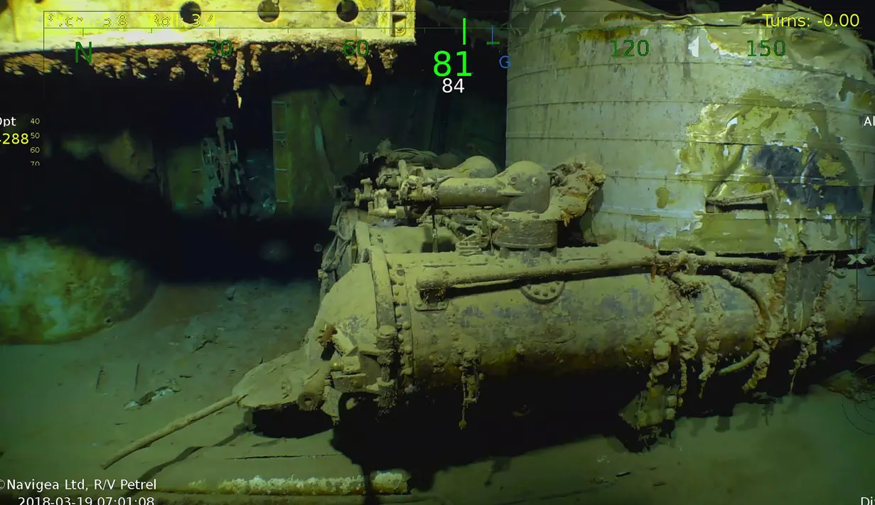 Peluncur torpedo bagian reruntuhan bangkai kapal induk AS, USS Juneau, dari era Perang Dunia II di dekat perairan Kepulauan Solomon, Pasifik Selatan, 19 Maret 2018. Remis dan hewan-hewan laut lainnya hidup di bangkai kapal tersebut. (Paul G. Allen via AP)