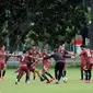 Pemain Persija melakukan permainanjelang latihan resmi jelang laga Piala AFC 2018 di Lapangan A Senayan, Jakarta, Selasa (13/3). Persija akan menjamu Song Lam Nghe An pada kualifikasi grup H Piala AFC 2018, Rabu (14/3). (Liputan6.com/Helmi Fithriansyah)