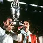 Bintang tim nasional Cekoslovakia, Antonin Panenka, saat mencium trofi Piala Eropa 1976 usai mengalahkan Jerman Barat 5-3 lewat babak adu penalti. (UEFA)