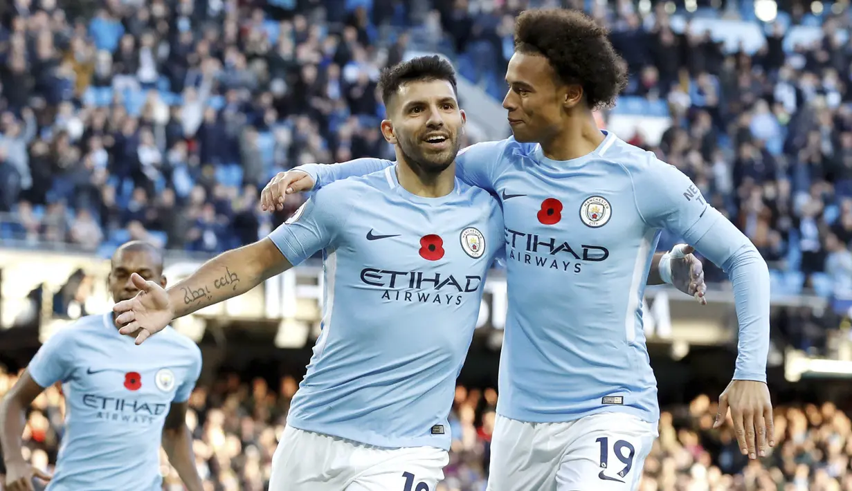 Pemain Manchester City, Leroy Sane, merayakan gol yang dicetak Sergio Aguero ke gawang Arsenal pada laga Premier League di Stadion Ettihad, Manchester, Minggu (5/11/2017). City menang 3-1 atas Arsenal. (AP/Martin Rickett)