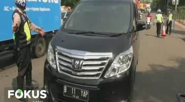 Saat melakukan operasi di Jalan Buperta, Cibubur, Ciracas, petugas memfokuskan pada mobil mewah. Namun, banyak pengendara motor yang nekat memutar arah untuk menghindari razia.