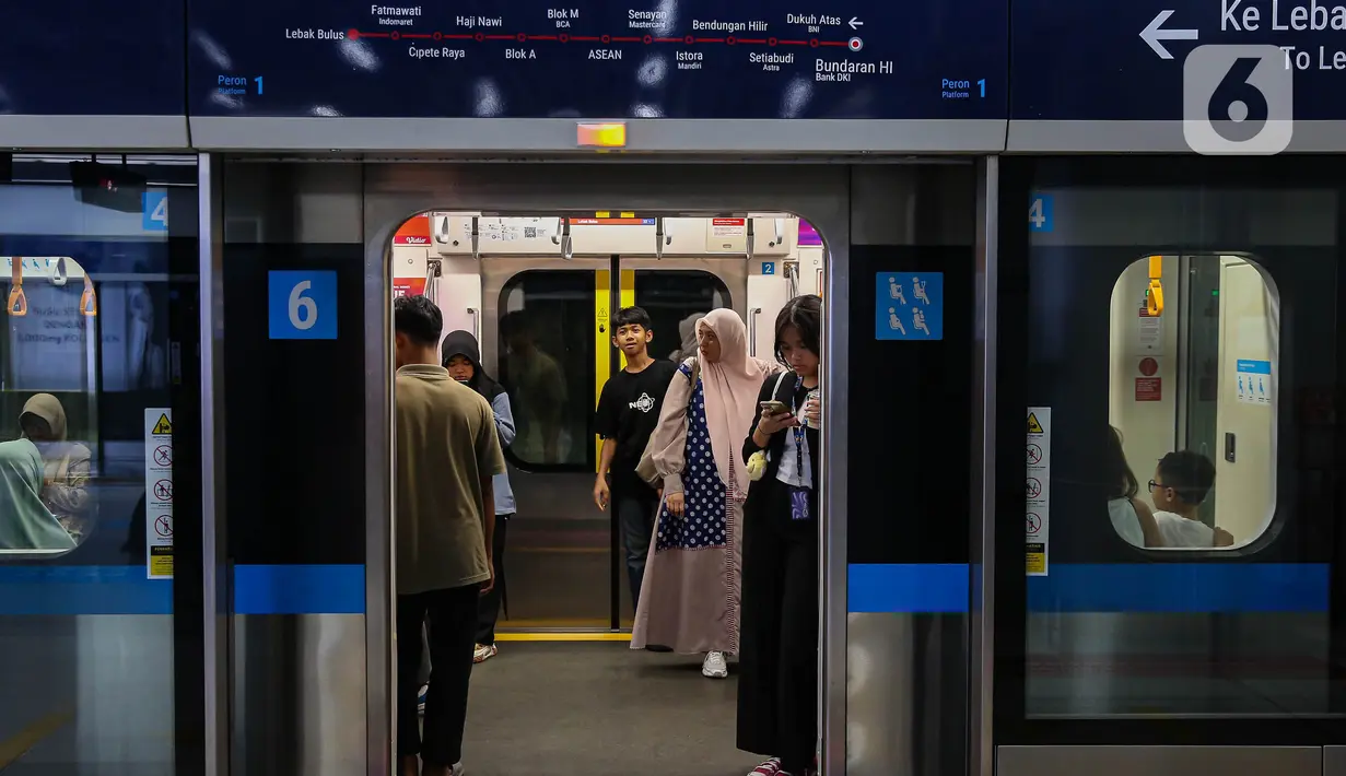 Warga saat menaiki Mass Rapid Transit (MRT) di Stasiun, Bundaran Hotel Indonesia, Jakarta, Jumat (27/12/2024). (Liputan6.com/Angga Yuniar)