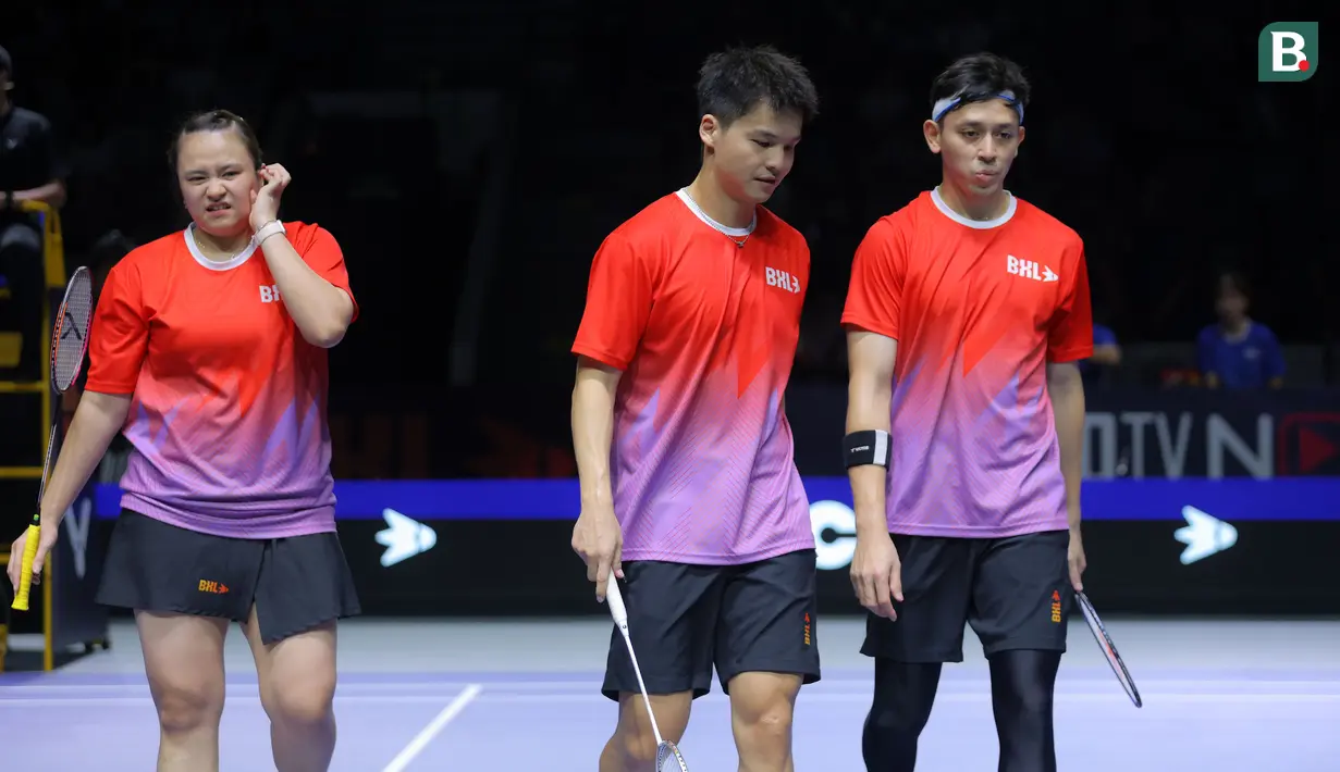 Ekspresi kecewa M Rian Ardianto (kanan) bersama tim Rockets dalam laga pertama 3v3 Badminton XL 2025 melawan tim Lightning di Istora Senayan, Jakarta, Sabtu (04/10/2025). (Bola.com/Bagaskara Lazuardi)