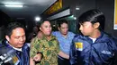 Anggota DPR Fanny Syafriansyah (tengah) saat digiring menuju Pusdokkes Polda Metro Jaya usai menjalani pemeriksaan, Jakarta, Senin (29/2/2016). Ivan Haz diperiksa sebagai tersangka kasus dugaan KDRT terhadap PRT. (Liputan6.com/Helmi Fithriansyah)