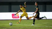 Pemain Persikabo 1973, Yandi Sofyan Munawar (kiri) mencetak gol ketiga timnya ke gawang Dewa United FC dalam laga pekan ke-2 BRI Liga 1 2022/2023 antara Dewa United melawan Persikabo 1973 di Indomilk Arena, Tangerang, Minggu (31/7/2022) malam WIB. (Bola.com/Bagaskara Lazuardi)