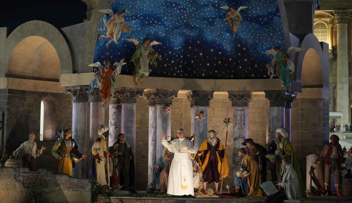 Paus Leo XIV mengajak umat beriman untuk menutup tahun yang berlalu dengan rasa syukur, pertobatan, dan penyerahan penuh kepada belas kasih Allah saat melangkah ke tahun yang baru. Tampak dalam foto, Paus Leo XIV melambaikan tangan setelah berdoa sejenak di depan adegan kelahiran Yesus yang menghiasi Lapangan Santo Petrus, Vatikan, Rabu 31 Desember 2025. (AP Photo/Andrew Medichini)