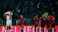 Penyerang AS Roma asal Argentina, Matias Soule (kedua dari kiri), merayakan gol pertama timnya selama pertandingan sepak bola Serie A Italia melawan Genoa di Stadio Olimpico pada Senin 29 Desember 2025 waktu setempat atau Selasa (30/12/2025) dini hari WIB. AS Roma sukses merebut kembali posisi empat besar klasemen Serie A musim 2025/2026. (Filippo MONTEFORTE/AFP)