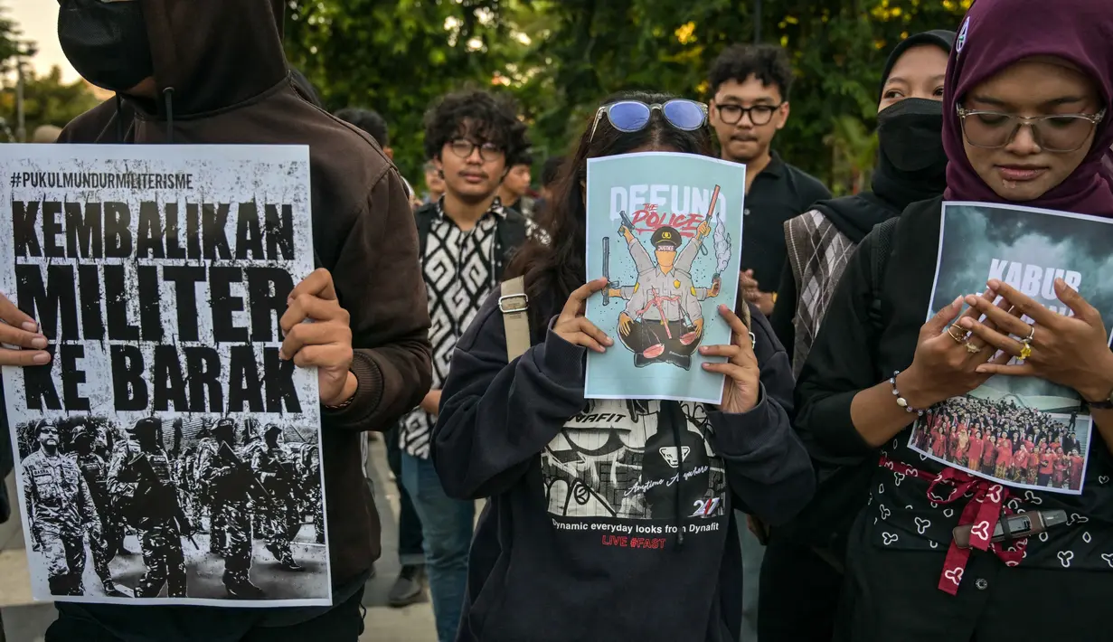 Para siswa memprotes kenaikan harga Bahan Bakar Minyak (BBM) non-subsidi dan menyerukan kepada pemerintah untuk menghentikan program Makan Bergizi Gratis (MBG) di Surabaya, Jawa Timur, Senin 15 Juni 2026. (JUNI KRISWANTO/AFP)