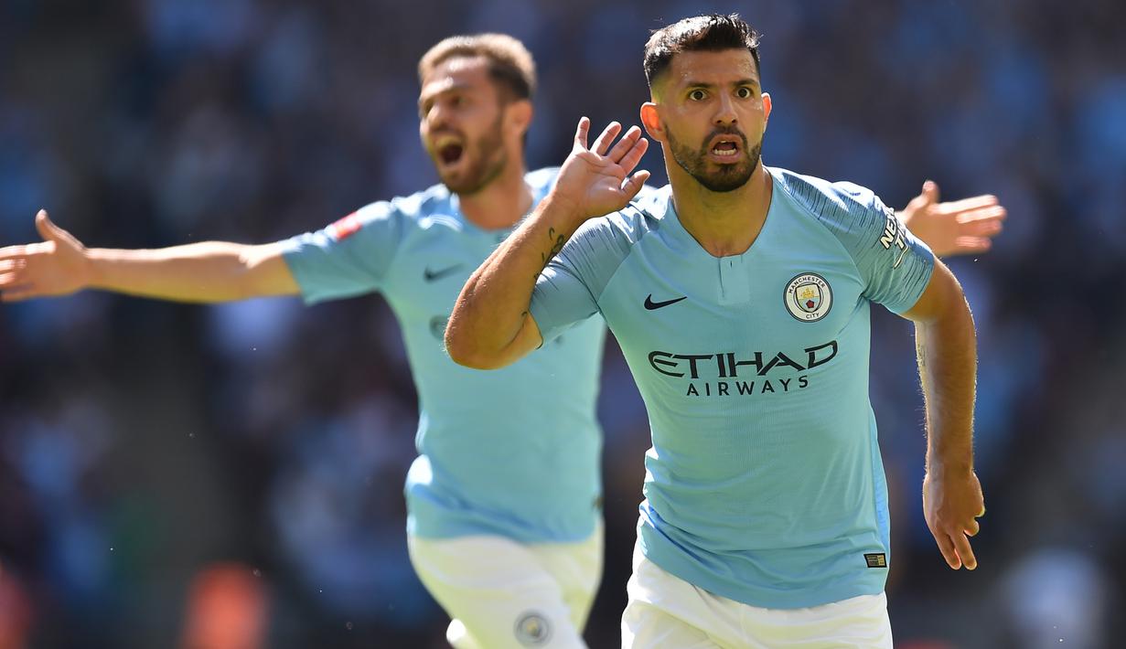 Striker Manchester City, Sergio Aguero, merayakan gol yang dicetaknya ke gawang Chelsea pada laga Community Shield di Stadion Wembley, London, Minggu (5/8/2018). Man City menang 2-0 atas Chelsea. (AFP/Glyn Kirk)