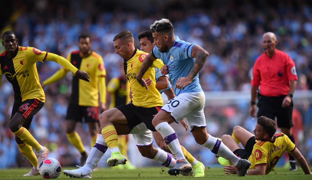 Bek Manchester City, Nicolas Otamendi, menggiring bola saat melawan Watford pada laga Premier League di Stadion Etihad, Manchester, Sabtu (21/9). City menang 8-0 dari Watford. (AFP/Oli Scarff)