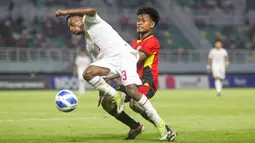 Pemain Timnas Indonesia U-19, Alexandro Felix Kamuru (kiri) berusaha melewati adangan pemain Timnas Timor Leste U-19, Rui Juman Abel pada laga matchday ketiga Grup A Piala AFF U-19 di Stadion Gelora Bung Tomo, Surabaya. Selasa (23/7/2024). (Bola.com/Aditya Wany)