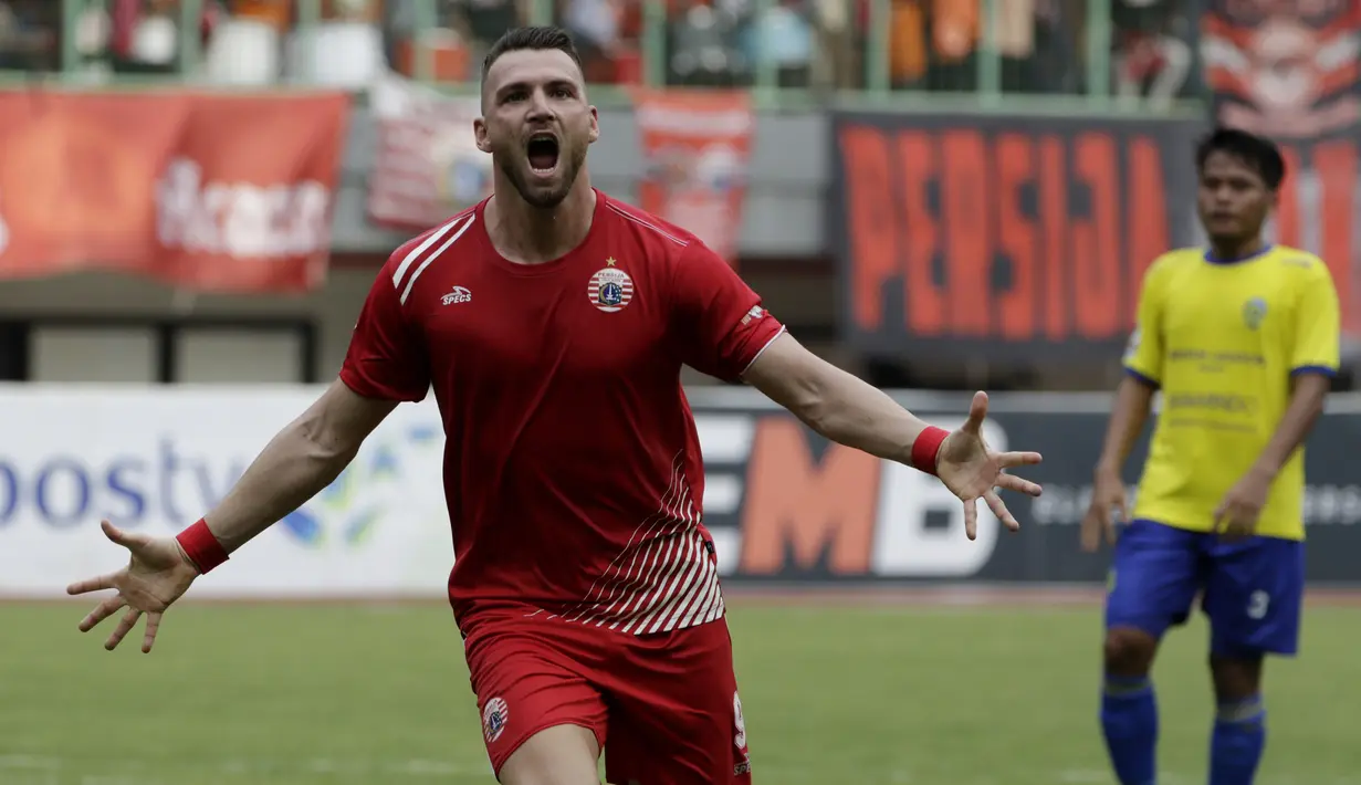 Striker Persija Jakarta, Marko Simic, merayakan gol yang dicetaknya ke gawang 757 Kepri Jaya pada laga Piala Indonesia di Stadion Patriot Bekasi, Jawa Barat, Rabu (23/1). Persija menang 8-2 atas Kepri. (Bola.com/Yoppy Renato)
