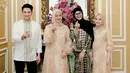 Menikah dengan Dea Sahirah yang merupakan keponakannya, Chand Kelvin tentunya sudah dianggap seperti keponakannya sendiri. Chand Kelvin menambah jajaran selebriti Indonesia yang menikah dengan keponakan artis. Makan besar, foto bareng dan bincang-bincang ringan menjadi agenda di Lebaran April 2024 lalu ini. Chand dan Dea kompak unggah foto tersebut di Instagram. (Liputan6.com/IG/@chand_kelvin)