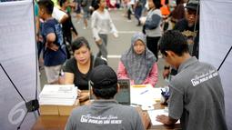 Petugas KPUD Jakarta saat melakukan pemeriksaan data pemilih yang terdaftar sebagai pemilih tetap jelang Pilkada DKI 2017 putaran kedua, di kawasan Bundaran HI, Jakarta, Minggu (26/3). (Liputan6.com/Faizal Fanani)