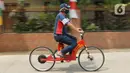 Mujahid (60) sedang gowes dengan sepeda listrik di kawasan Pondok Gede, Bekasi, Jawa Barat, (15/9/2020). Sepeda listrik sigma berkapasitas 1.000 watt tersebut mampu menempuh jarak 60 Km dengan harga perakitan sebesar Rp 10 Juta. (Liputan6.com/Herman Zakharia)
